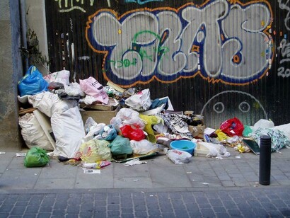 Basura amontonada en la acera