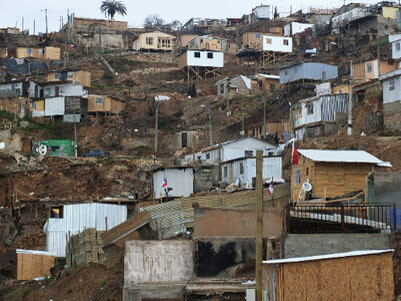 Ciudades construidas por la acción organizada de la gente y en las que las infraviviendas, levantadas con materiales de desecho en zonas insalubres y sin ningún tipo de servicios, son el paisaje habitual. Valparaíso, Chile
