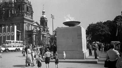 La fiamma olimpica a Berlino, Germania, per l'XI edizione delle Olimpiadi moderne, 1936