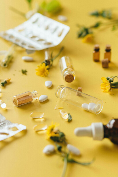 Mi vida, mi derecho a saber, exige al médico en cuanto lo ve. Metástasis, días o meses, imposible saberlo, saca en claro del titubeo de quien anduvo jugando al mudo y acaba de preguntarle, atónito, “¿de alta?”. “De alta, sí”