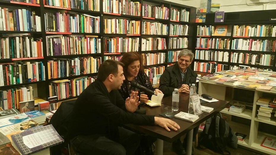 Dani Izquierdo en su Eliseo, conversando de su pueblo; "cerrado el optimismo, cerrado el futuro, cerradas las casas, cerrado el único bar, uno entiende (en sus calles) que dentro del vacío existe otro vacío y en su garganta otro" 