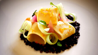 Mezze maniche in salsa di  lenticchie nere  profumate  con alloro e scorza d’arancio