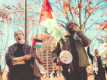 En busca de una buena historia me encontré con Nicolás, el organizador del puesto de comida de Palestina