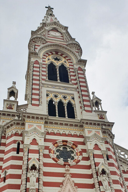 El frente de la Iglesia de Nuestra Señora del Carmen, Bogotá, Colombia 2024 