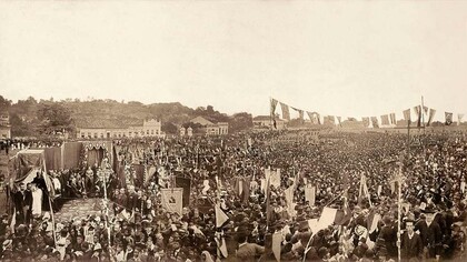 Missa campal celebrada em ação de graças pela Abolição da Escravatura no Brasil, 1888. Estudiosos como Luiz Felipe de Alencastro e João José Reis exploraram a estrutura do sistema escravocrata e suas implicações para a formação da sociedade brasileira. Alencastro, em O Trato dos Viventes, examina o tráfico atlântico de escravos e suas consequências econômicas e sociais para o Brasil e Angola. Reis, em A Morte é uma Festa, analisa como a escravidão moldou as práticas culturais e religiosas na Bahia do século XIX. É fascinante observar como esses estudiosos mergulharam nas complexidades da história da escravidão no Brasil
