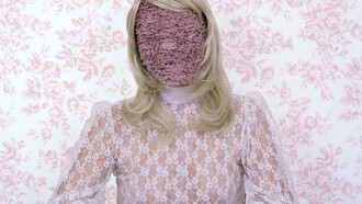 A la pregunta por la feminidad, Robyn Cummings ofrece en "Lady Things" una respuesta tan delicada como perturbadora