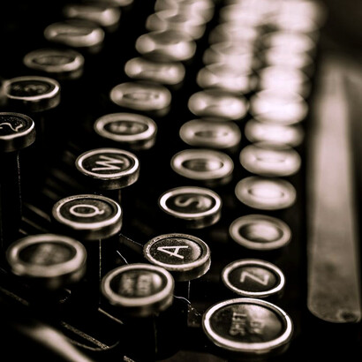 Acercamiento al teclado una máquina de escribir antigua