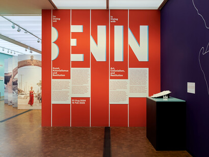 Divers artistes, En dialogue avec le Bénin. Art, colonialisme et restitution, vue de l'exposition. Avec l'aimable autorisation du Musée Rietberg