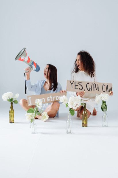 Ragazze indipendenti si sentono forti: avere presente il valore di se stessi è utile per poter creare una struttura forte indipendente della nostra personalità per poter quindi fronteggiare gioie e dolori.