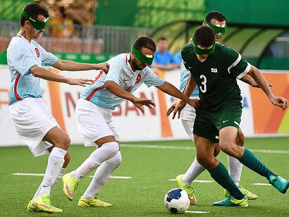 Match de cécifoot. Le handicap, qu’il soit psychique, mental ou physique, effraie plus qu’il n’attire car il appartient à une norme qui semble être encore de nos jours bien éloignée des standards