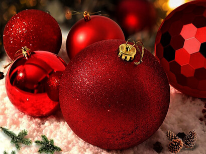Primer plano de un grupo de ornamentos navideños