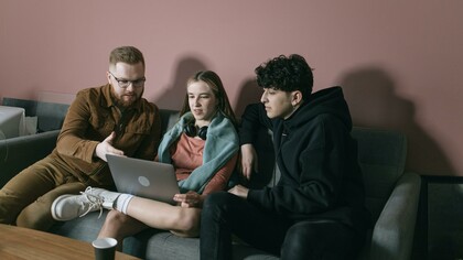 Genitore dialoga con i suoi figli adolescenti