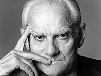 Un intenso primo piano di Alberto Moravia