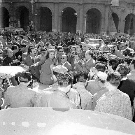Sofia Loren circondata da ammiratori e fotografi al Rally del Cinema. Roma, 4 aprile 1956 © Archivio Rodrigo Pais
