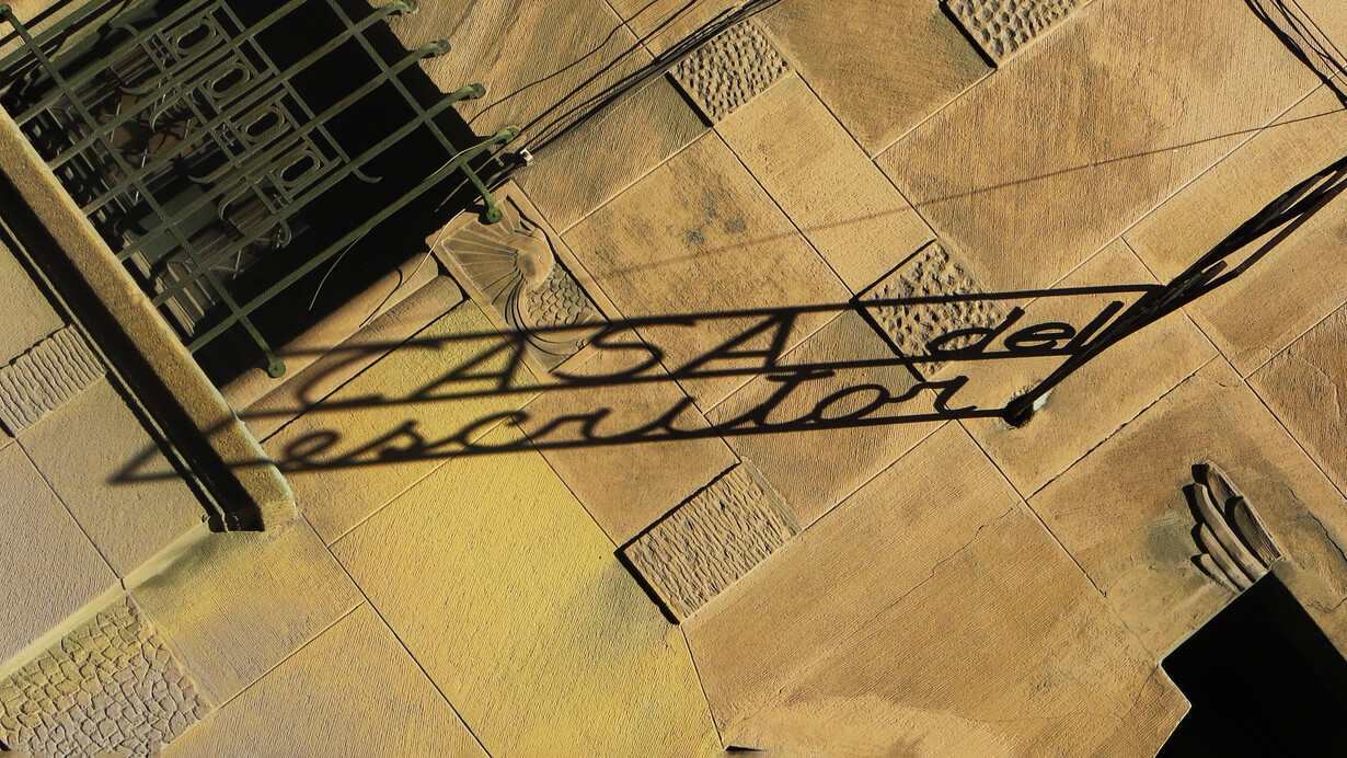 La sombra del cartel de la Casa del Escritor, sede de la Sociedad de Escritores de Chile (SECH), Santiago, Chile