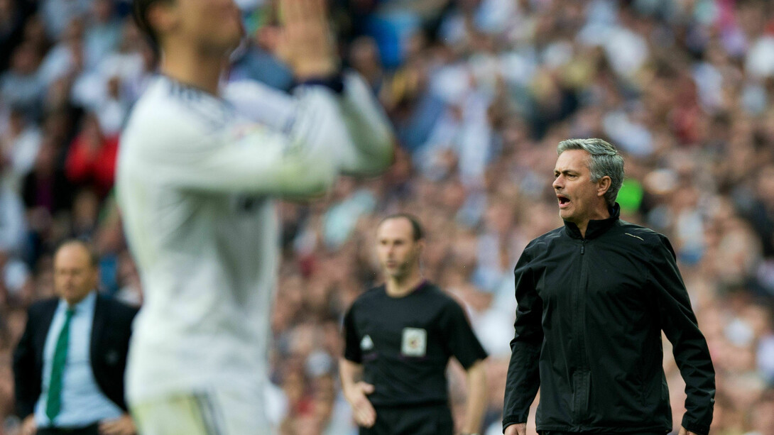 Cristiano Ronaldo se lamenta con Mourinho al fondo, durante la etapa del entrenador portugués al frente del banquillo blanco