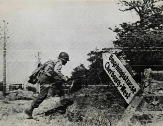 Robert Capa (1913-1954), “American Troops Approaching Cherbourg, France”, June 26, 1944, silver gelatin print on glossy fibre paper, printed by July 7, 1944, Robert Capa © ICP / Magnum Fotos / Agentur Focus, Courtesy: Galerie Daniel Blau Munich/London