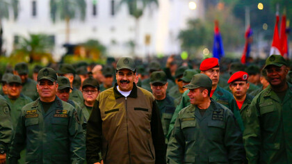 Maduro rodeado de militares venezolanos