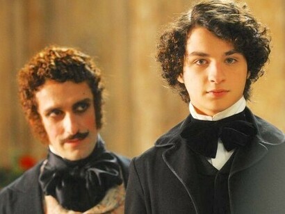 Personagens Bentinho e seu filho Ezequiel em cena da minissérie