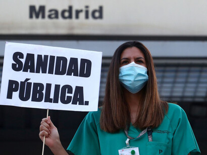Una médica del hospital Gregorio Marañón se manifiesta a favor de la sanidad pública, Madrid, España