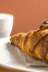 La cafetería entera parece seguir con interés la búsqueda nerviosa de sus manos