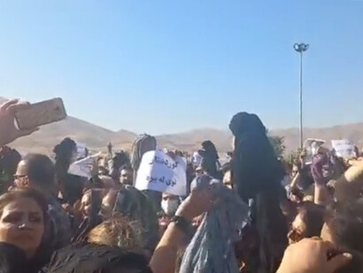 Después de la muerte de Mehsa, personas de diferentes ciudades, incluida la capital Teherán y su ciudad natal Saqqez, salieron a las calles y protestaron contra el gobierno iraní