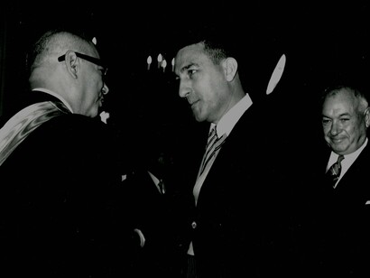 Stewart L. Udall, secretario del Interior de EE UU, felicita a Raúl Leoni, quien acaba de tomar posesión como presidente de Venezuela (1964)