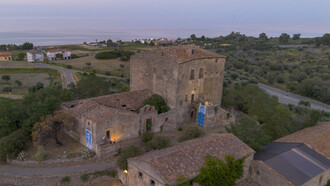 Castello dell’Arso, Mandatoriccio, Calabria, Italia. Abbiamo camminato lungo la piccola salita che dalla strada principale portava alle porte del Castello. La prima occhiata ci ha letteralmente lasciati senza fiato. Di fronte a noi si estendeva un uliveto sinuoso che abbracciava il terreno collinare tutto intorno alle mura del castello, con il mare azzurro a fare da sfondo. © Marilu Parisi