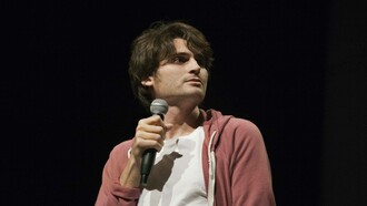 Scatto di Angelo Duro durante una performance