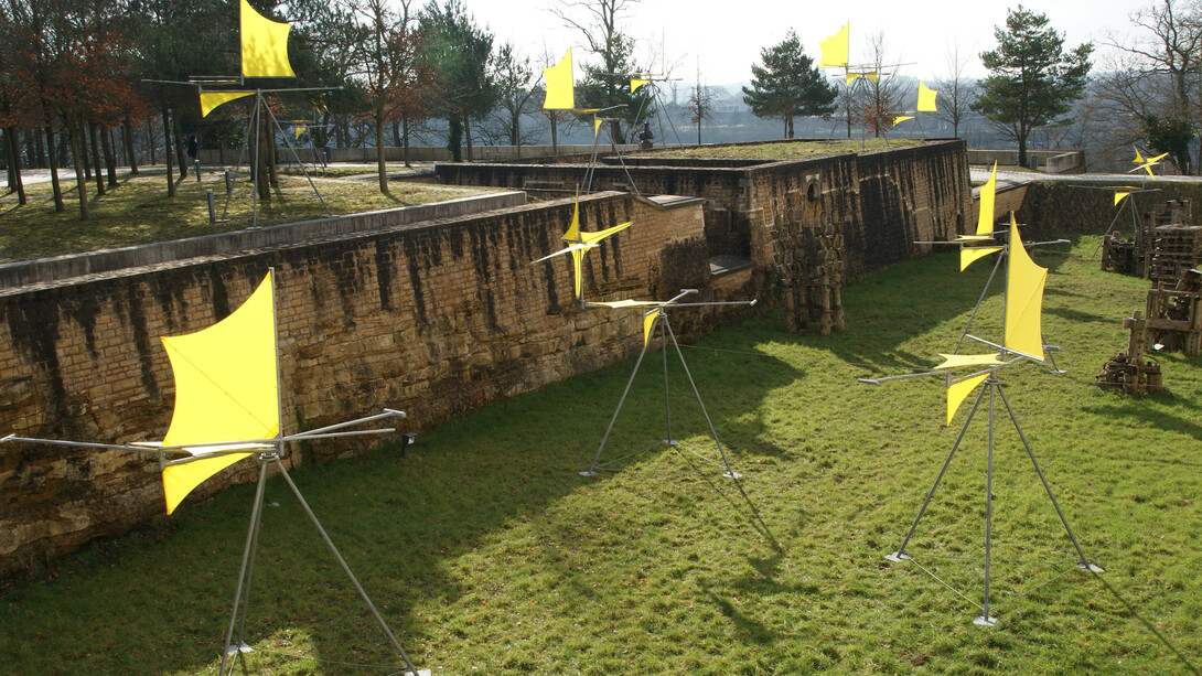Susumu Shingu
Wind Caravan, 2000 (détail)
Groupe de 21 sculptures
Acier, fibre de carbone, toile en polyester
526 x ø 600 cm et 590 x ø 760 cm
Courtesy l'artiste et Galerie Jeanne Bucher Jaeger
Vue de l'installation dans le Park Dräi Eechelen, Mudam Luxembourg, 2018, © Susumu Shingu
Mudam Luxembourg, Ieoh Ming Pei Architect Design
