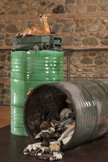 “Pout pourri. Bambi su bidone”, 2000, ceramica policroma, cm. h. 125 x 53. Courtesy Gian Enzo Sperone