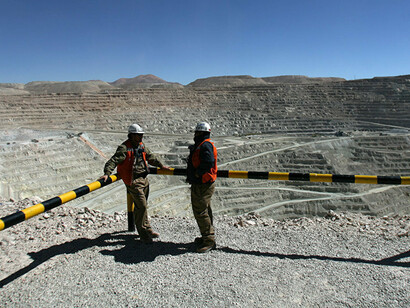 Trabajadores en la mina de Chuquicamata, una mina de cobre y oro a cielo abierto considerada la más grande del mundo