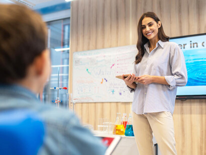 La personalización del aprendizaje con IA aumenta la motivación y el compromiso al ofrecer experiencias educativas únicas para cada estudiante