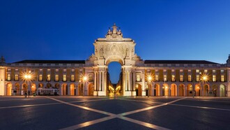 A fachada do Supremo Tribunal de Justiça de Portugal representa uma das instituições centrais do sistema judicial do país. No artigo, a imagem dialoga com o debate sobre responsabilização política, confiança nas instituições e aplicação da justiça