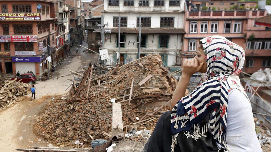 Una joven observa desde lo alto de un edificio las ruinas que ha dejado el terremoto a su paso por Nepal