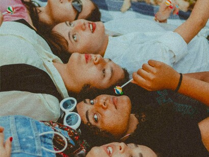 Amigas se divertem juntas. A felicidade é tão simples de ser conquistada, basta que você se sinta feliz consigo mesmo, com quem você é, com vida que você leva, com os amigos que conquistou, mas os amigos de verdade, aqueles que estão perto em qualquer momento e não te deixam na mão nos piores momentos