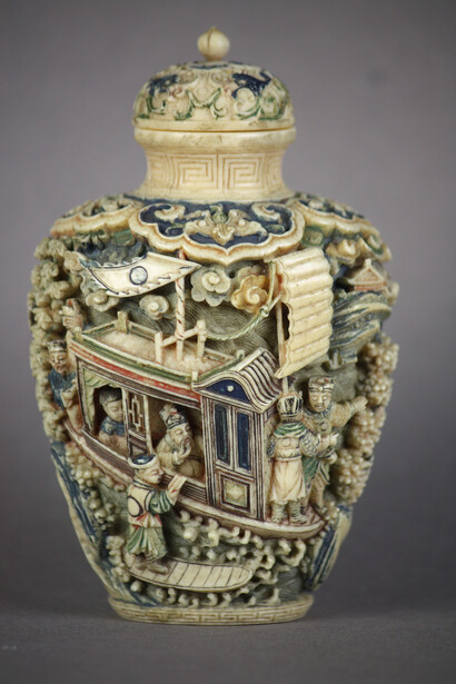 Snuff bottle X462 Qing dynasty, late nineteenth century H 10.5 cm