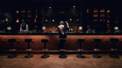 Con The Substance (2024), Coralie Fargeat combina body horror y sátira para criticar los estándares de belleza y el edadismo en Hollywood a través de la historia de una actriz que lucha por su identidad