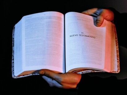 Padre abre a Bíblia no início do Novo Testamento. O Reverendo Richard Furman, em uma famosa carta escrita em 1823, argumentava que a escravidão estava de acordo com os desígnios de Deus e que os africanos descendiam de Cam, sugerindo que a escravidão dos negros era uma forma de punição divina