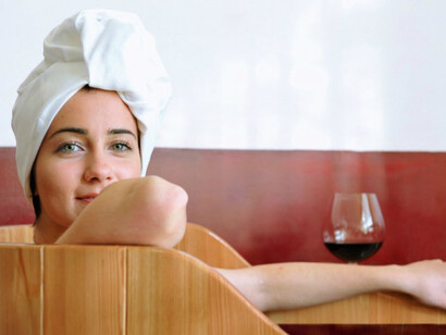 Feliz com um bom banho e um copo de vinho