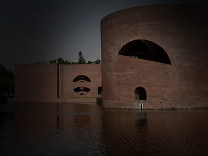 National Parliament House, Dhaka, Bangladesh. I suoi edifici sono l'incarnazione di questo delicato equilibrio tra funzione e poesia