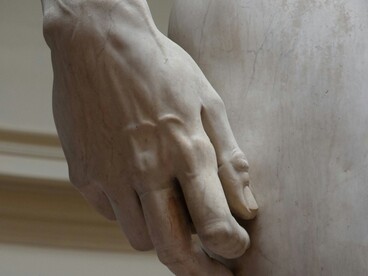 Pensare un poco del pensiero dell’altro, dire come dice l’altro zingaro, atteggiarsi, è unirsi all’altro e allontanarsi da sé