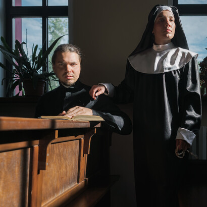 Padre e freira antes de ler a liturgia. Ao contrário dos católicos medievais, os protestantes tinham visão bem idealistas sobre o casamento