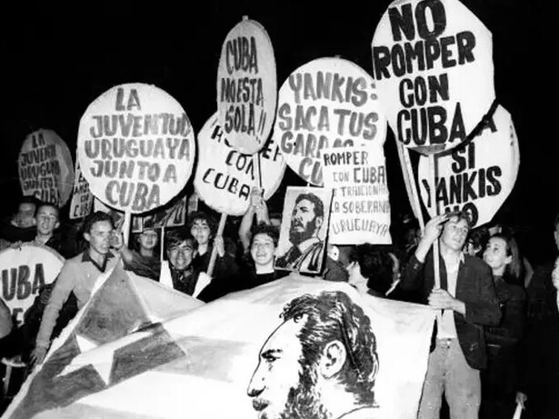 Manifestação da Unión de Jóvenes Comunistas (UJC) contra a ruptura das relações diplomáticas entre Uruguai e Cuba, realizada na Avenida 18 de Julio, em Montevidéu, em 19 de agosto de 1964. O protesto registra o ambiente de crescente polarização política que acompanhou a influência da Revolução Cubana sobre a esquerda uruguaia e o contexto de emergência dos Tupamaros