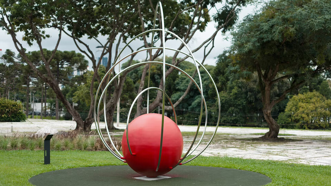 MON without walls. Artists conquer MON’s gardens. Courtesy of Museu Oscar Niemeyer