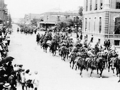 O México, assim como Cuba, possui um passado revolucionário — embora muito mais distante — e está situado bem perto do "ventre da besta". Fotografia tirada durante a Revolução Mexicana. Entre 1910 e 1917. Biblioteca Beinecke de Livros Raros e Manuscritos, Universidade Yale, New Haven, Connecticut, EUA
