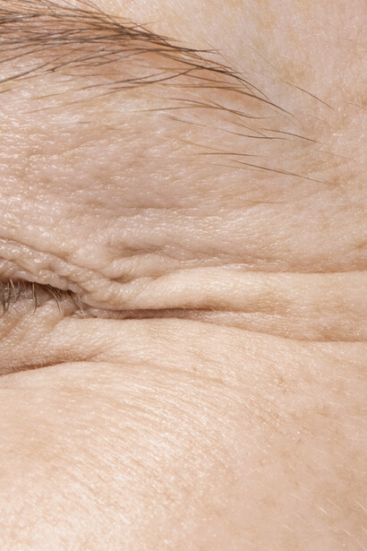 Sur le visage ridé la mémoire trouve sa forme la plus sincère