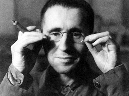 Bertolt Brecht poniéndose sus gafas