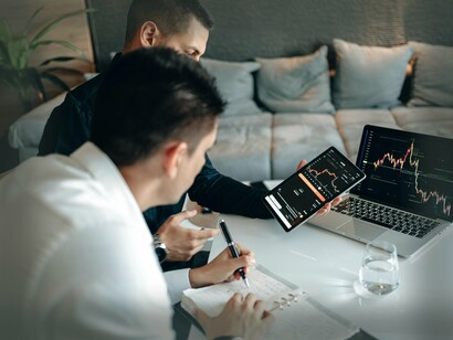 Homens avaliam índices econômicos. A ideia de que o valor de um bem é determinado pela utilidade que ele proporciona ao consumidor, e não por seu custo de produção, foi uma revolução intelectual. Essa abordagem subjetiva de valor passou a ser um dos pilares da Escola Austríaca e teve um impacto profundo sobre o desenvolvimento das teorias econômicas subsequentes