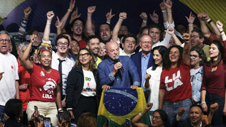 Ganó Lula da Silva, ganó la democracia, ganó el pueblo brasileño. Las principales causas de la victoria son las siguientes. La izquierda se movilizó y se unió como no lo había hecho en mucho tiempo; la movilización traspasó las lealtades y las tácticas partidistas para convertirse en una avalancha de actos espontáneos de dimensiones históricas, de entusiasmo democrático y de alegría participativa